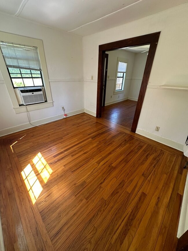 Building Photo - 1 bedroom, 1 bath in Midtown. Available July 1st!
