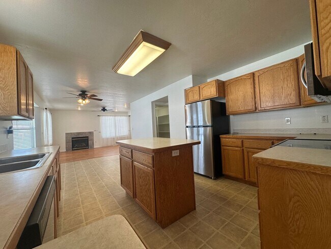 Building Photo - Freshly Painted, New Carpet Throughout - Home For Rent In Springville!!!