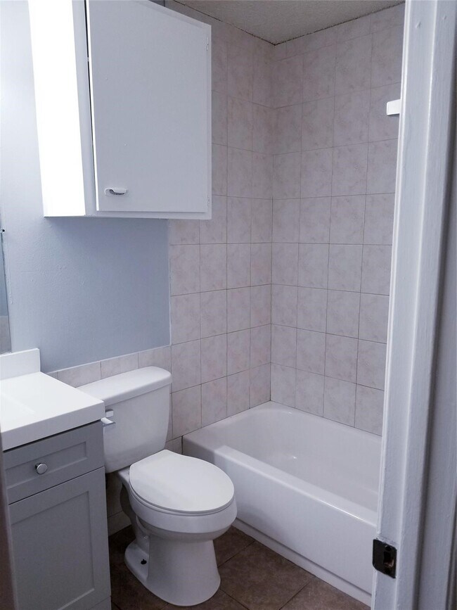 Building Photo - 8631 Valley Ledge Dr