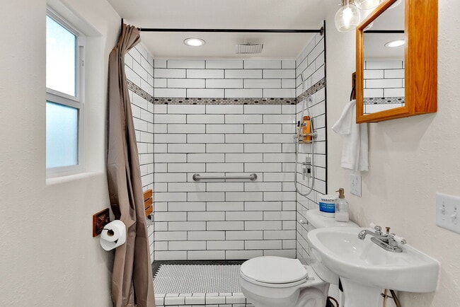 Building Photo - 902 Residence St