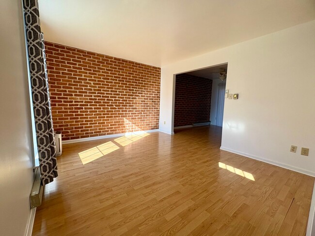 Building Photo - 211 Grandview Cir