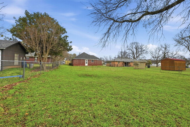 Building Photo - 2418 Loy Lake Rd