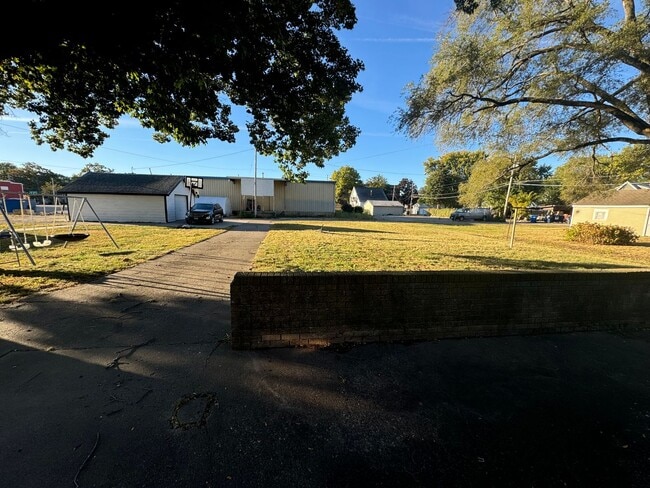 Building Photo - Updated 3BR Home with Large Yard & Long Driveway – Moline