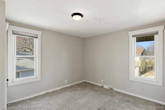 Building Photo - 1953 Brighton St