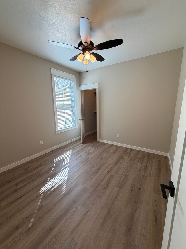 Building Photo - 3 Bed | 2 Bath House | Fridge will be add upon move in.