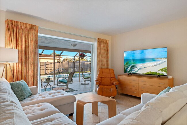 Building Photo - 7423 Dickens Dr