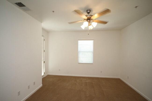 Building Photo - 3BR|2.5BA Condominum - Tenant Pays $175 monthly for WS&G