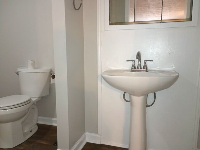 Building Photo - 4 Bedroom 3 Bath Coming Available!!