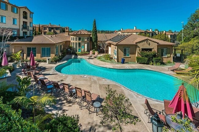 Building Photo - One bedroom one bathroom Carmel Point condo