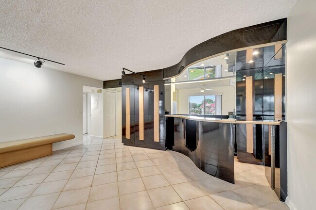 Building Photo - 5519 Fairway Park Dr