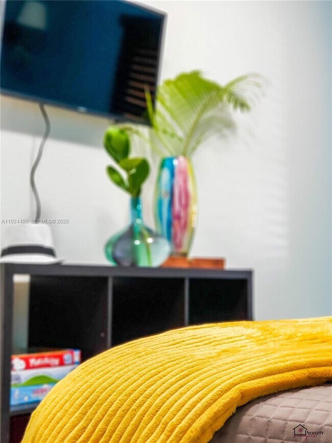 Building Photo - 985 SW 10th St