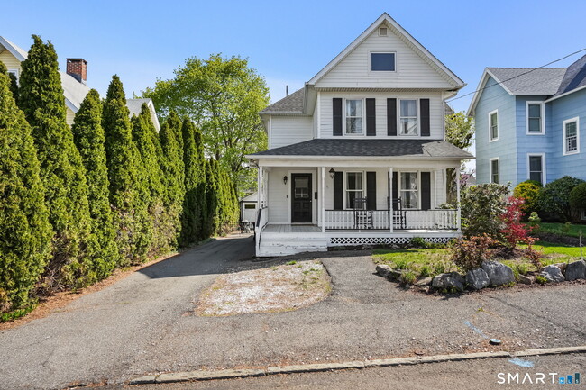 Building Photo - 8 Quintard Ave