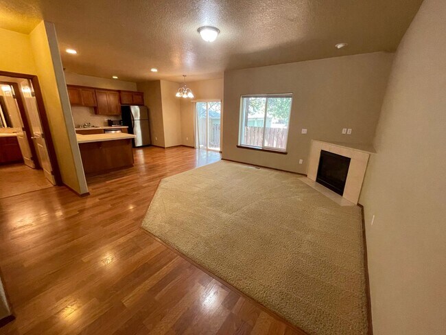 Building Photo - Fantastic Hillsboro Townhome with Attached...