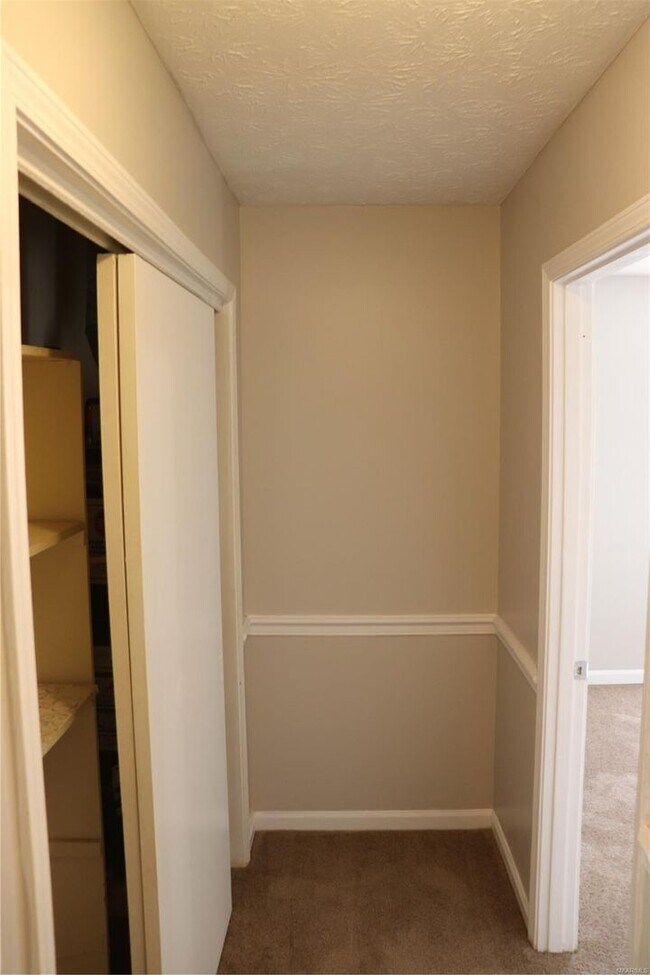 Building Photo - 760 N Burbank Dr