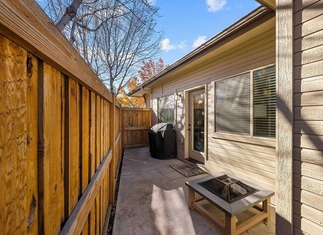 Building Photo - The perfect 2 bed/2bath with office patio home in the beautiful Hazelwood community just off Lake...