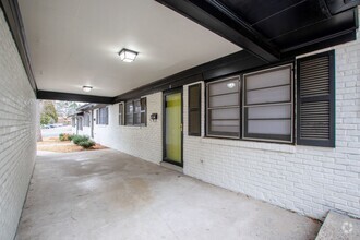 Building Photo - Chic and Updated 2-Bedroom Apartment in Ca...