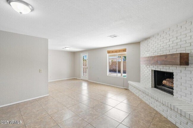 Building Photo - 1525 W El Alba Way