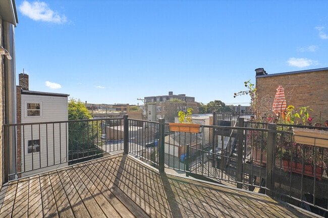 Building Photo - 2531 W Berwyn Ave