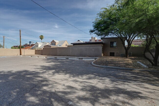 Building Photo - 928 E 6th St