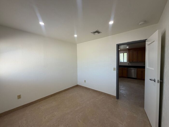 Building Photo - 1741 N 6th Ave