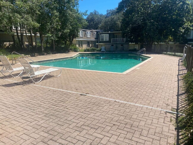Building Photo - Gorgeous 2 Bedroom 1.5 Bathroom Condo With Stunning Flooring! AMAZING DEAL.