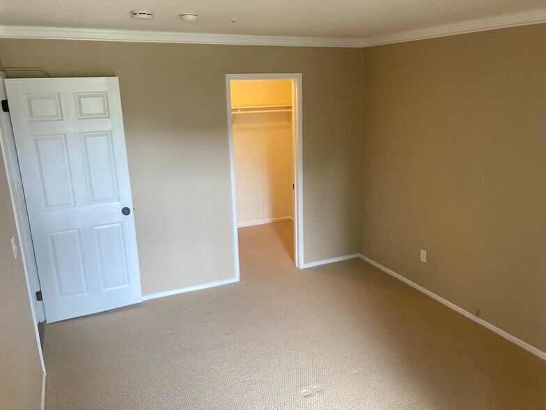 Building Photo - 550 Orange Ave