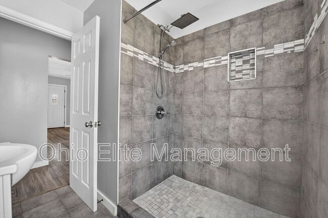 Building Photo - 1094 Oakwood Ave