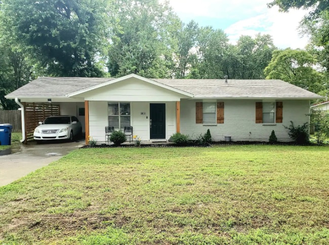 Building Photo - 1108 Royal Dr