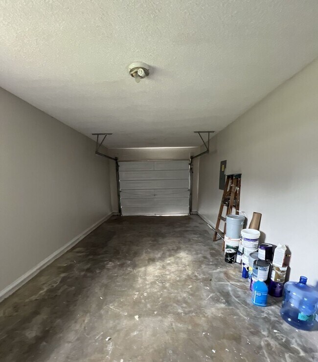 Building Photo - 319 Oak Track Dr