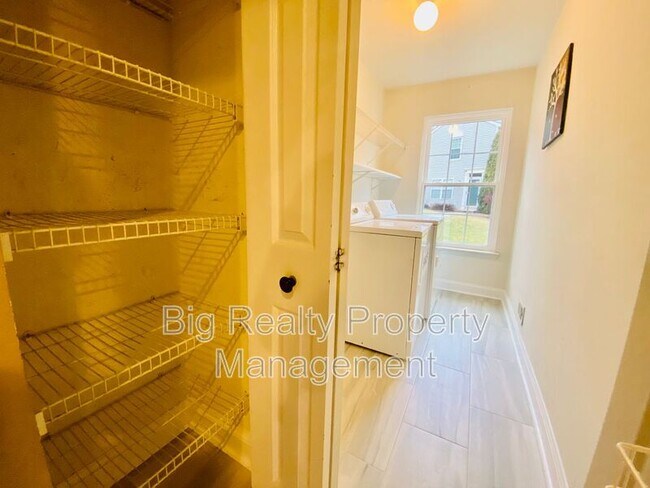 Building Photo - 475 Stoneglen St