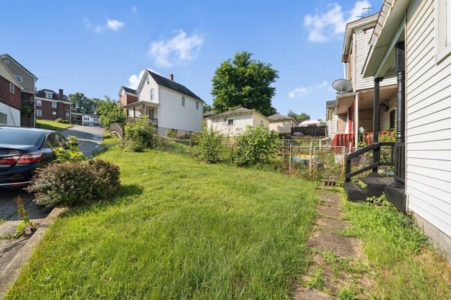 Building Photo - Fresh 3 bedroom home in Jeannette availabl...