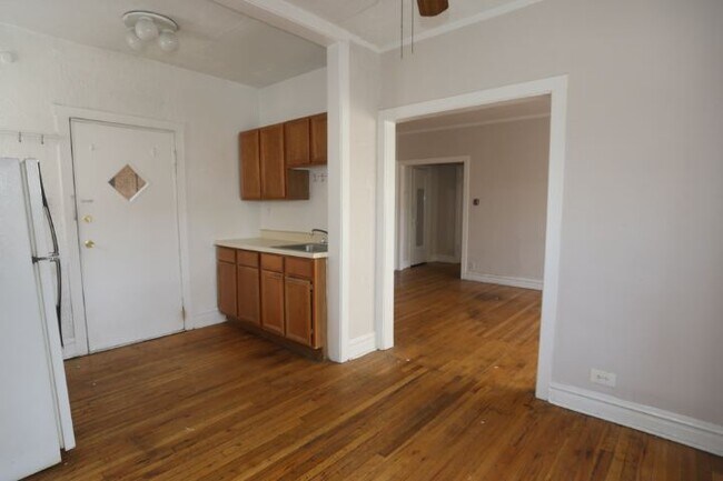 Building Photo - 6265 W Cornelia Ave