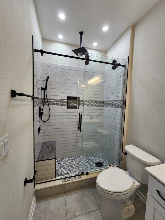 Building Photo - 285 Holly Forest Dr