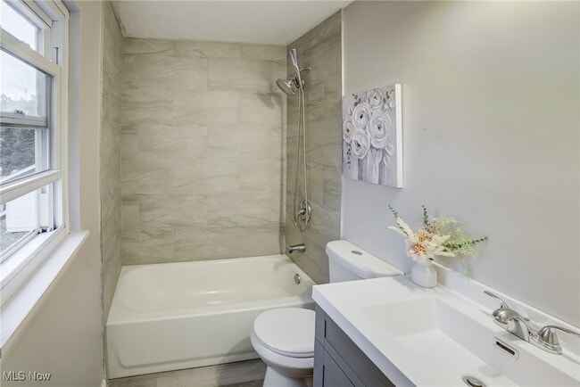 Building Photo - 38109 Poplar Dr