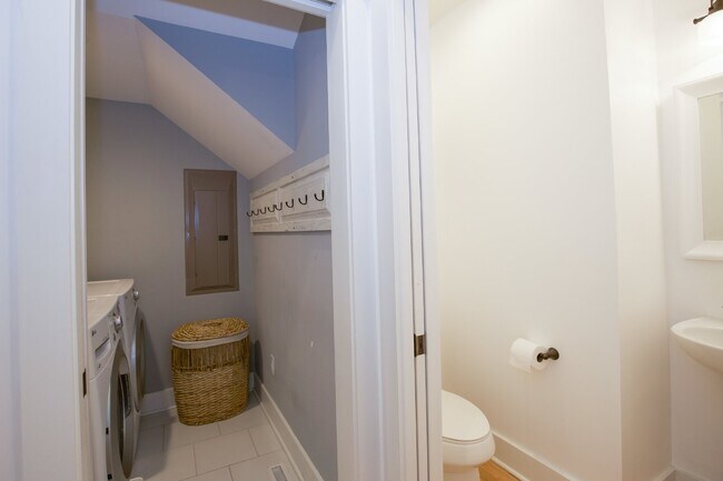 Building Photo - Charming Cottage in DOWNTOWN Southern Pines