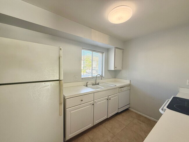 Building Photo - $500 Off First Month Rent - Close to Downt...