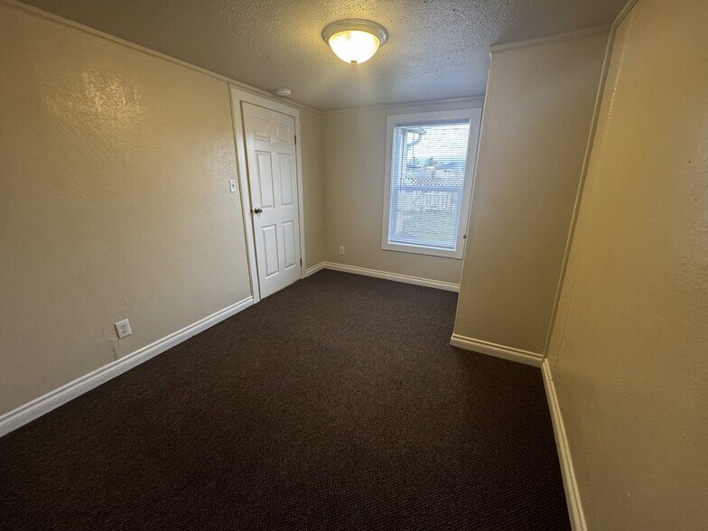 Building Photo - 1705 Quaker St