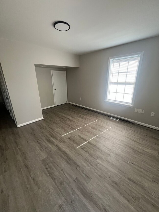 Building Photo - Gorgeous Fully Renovated 4 br/2 bath!