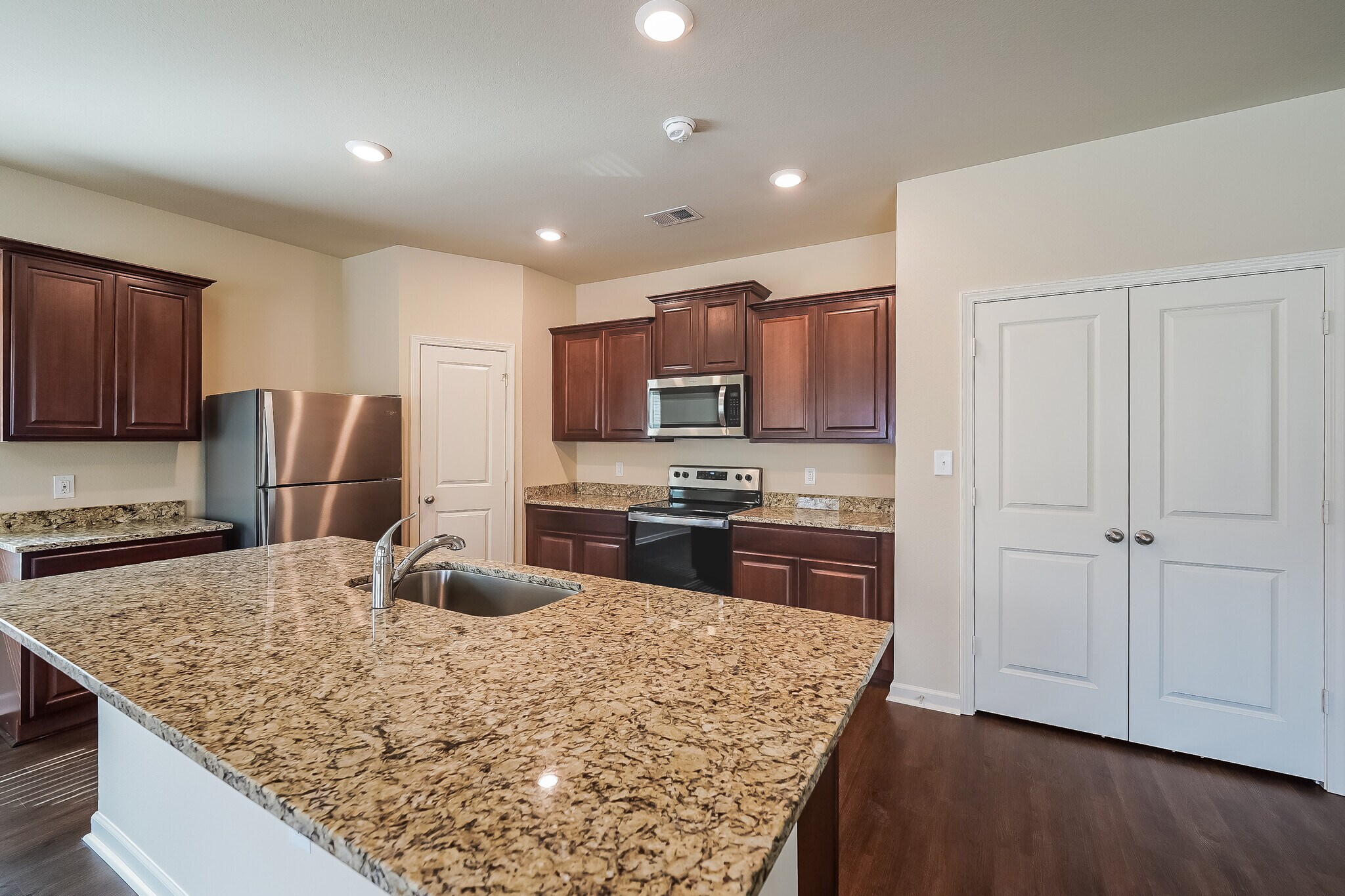 Building Photo - 580 Clover Cir