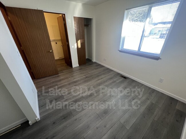 Building Photo - 228 E Ryan Dr
