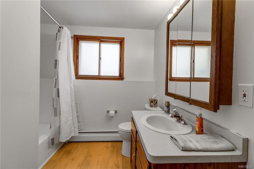 Full Bathroom - 28 Mead St