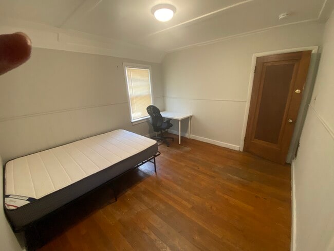 upper bedroom - 1033 Ackerman Ave