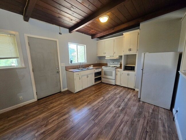 Building Photo - 2081 Petri Ln