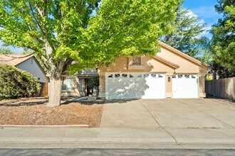 Building Photo - 302 Carlina Ct