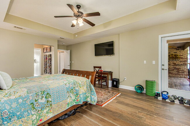 Building Photo - 5 Bed House convenient to Navarre and Hurl...