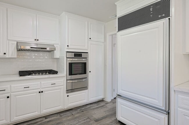 Building Photo - Spacious 5-Bedroom, 3-Bath Home – Convenie...
