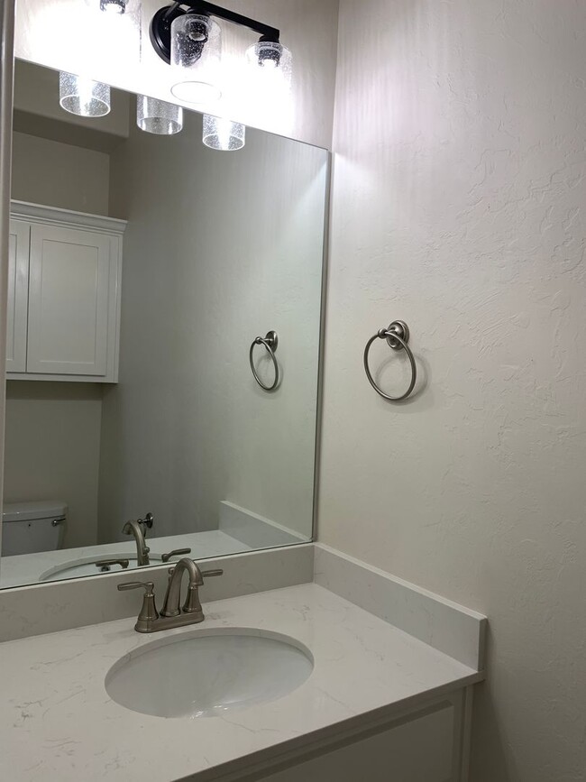 Building Photo - Gorgeous 3 bed 2.5 bath home in The Enclave