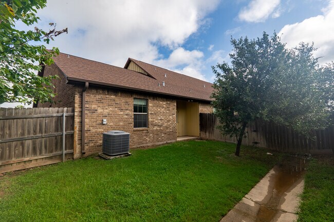 Building Photo - 429 Momma Bear Dr
