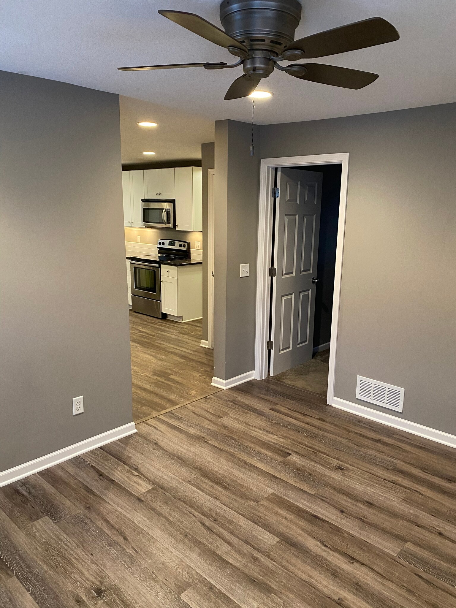 Great room - 946 29th Ave NE