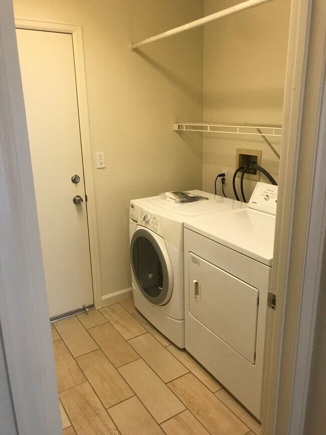 Building Photo - Spacious and Bright 3bed/2 bath Home in Davis